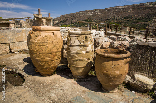 Ogromne starożytne gliniane wazy i kamfory. Stare naczynia, kamfory i dzbany. Przechowywanie wina i żywności. Pałac w Knossos, Grecja.