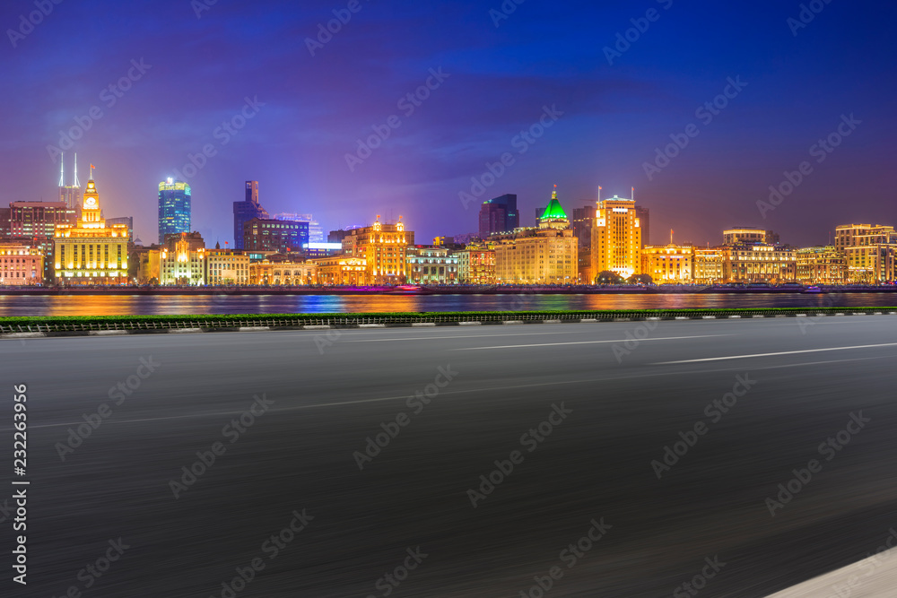 Obraz premium Empty asphalt road along modern commercial buildings in China's cities