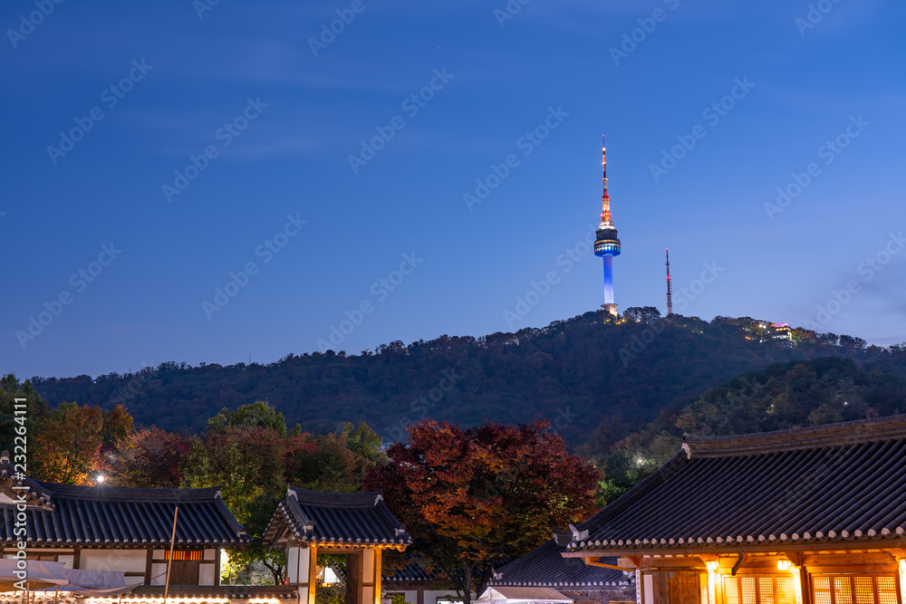 Obraz premium Autumn Namsangol Hanok Village.