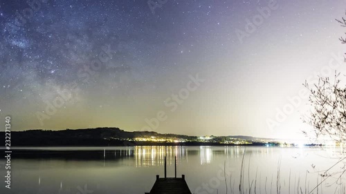 Timelapse de la Voie lactée au bord du lac de Neuchâtel.