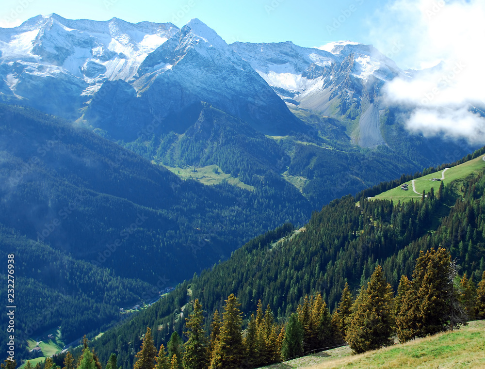 Panoramablick auf die Tuxer Alpenlandschaft 