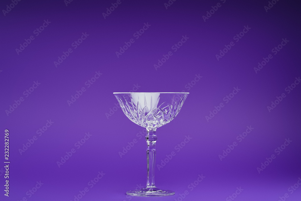Obraz premium close-up view of single empty glass on purple background