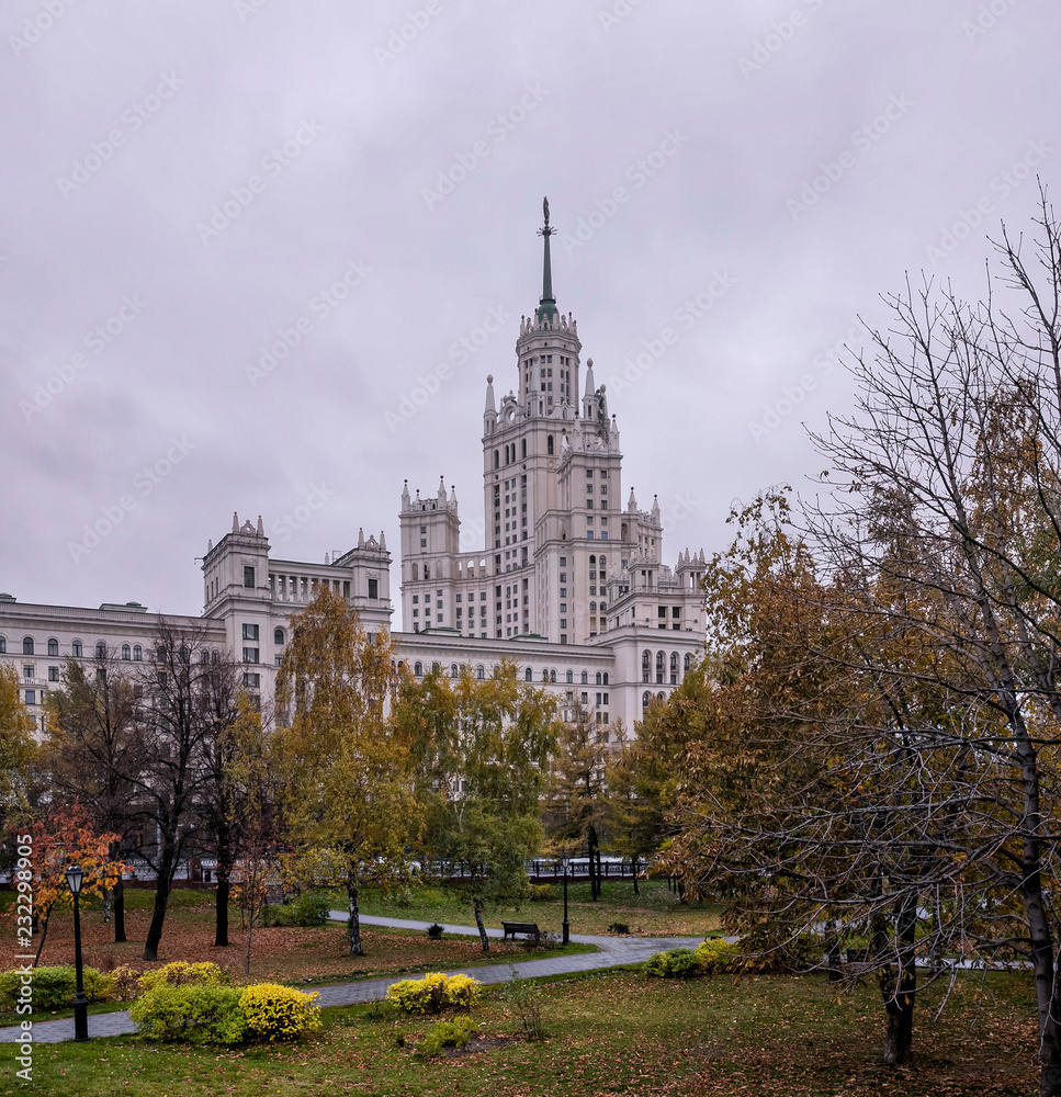 Obraz premium Moscow landscape with skyscraper on Kotelnicheskaya Embankment and autumn square.