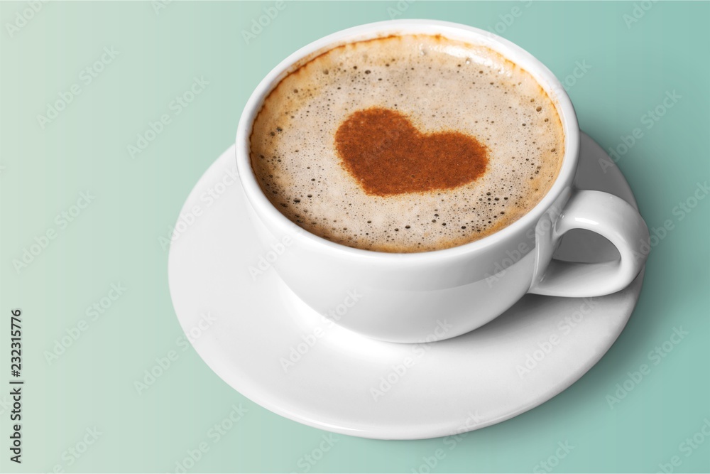 Obraz premium Latte coffee with heart symbol isolated on