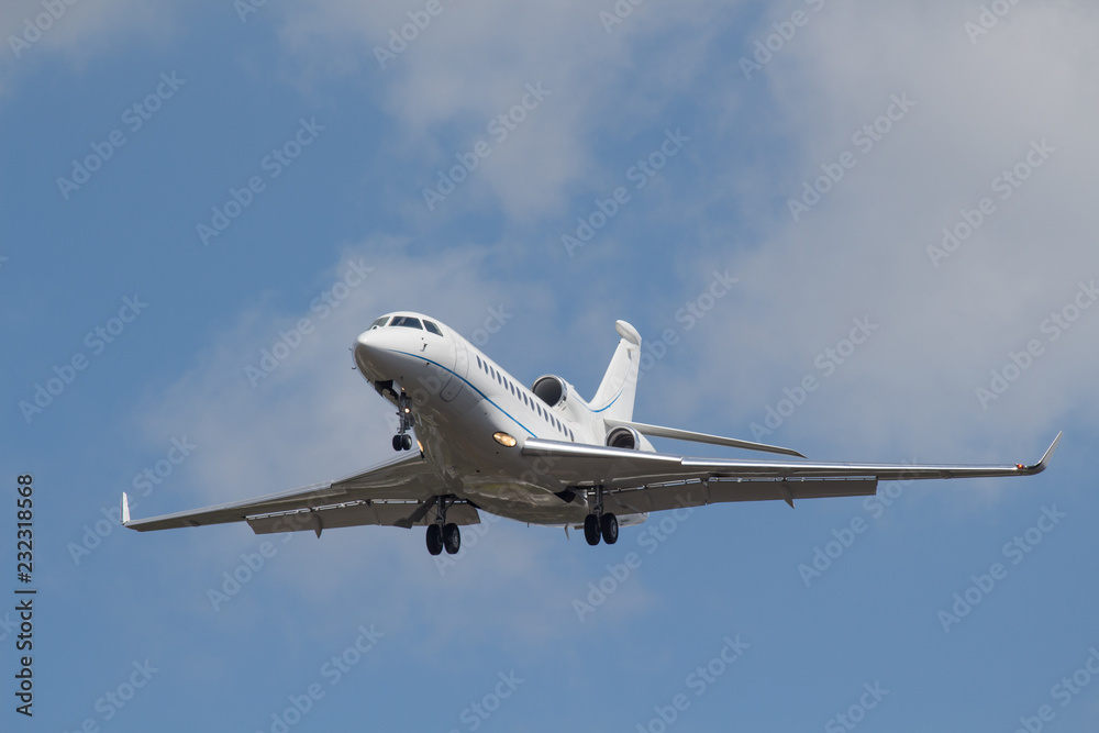 Obraz premium Business jet approaches to land