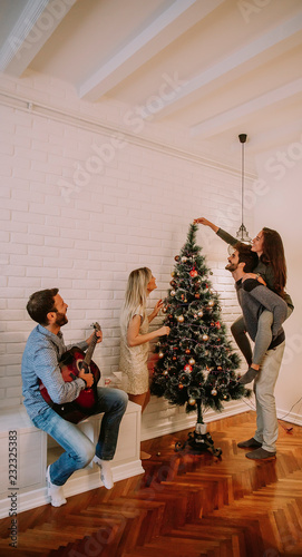 Couples hanging christmas d...