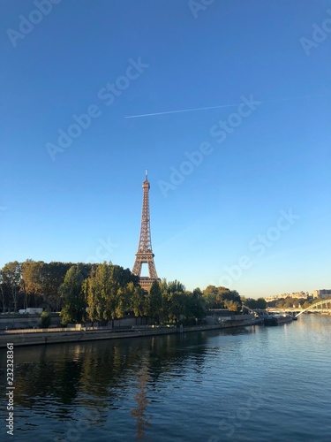 Vista della Torre Eiffel nel blu, Parigi, Francia
