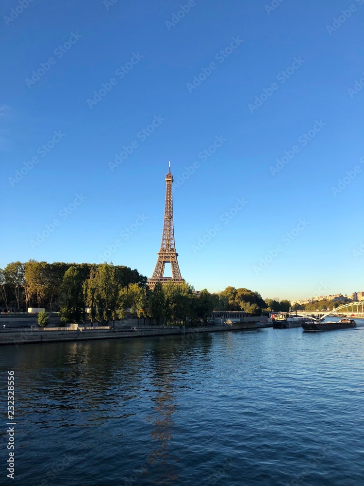 Torre Eiffel in una bella giornata, Parigi, Francia
