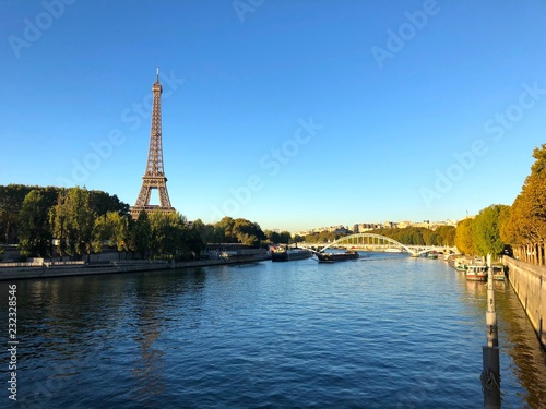 Torrei Eiffel riflessa nella Senna, Parigi Francia