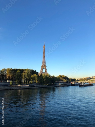 Torre Eiffel in una bella giornata, Parigi, Francia