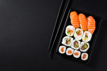 Gordijnen Sushi bar Japanse maki en nigiri compositie  © chandlervid85