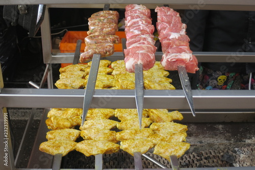 carne pronta per essere grigliata alimentazione festa photo