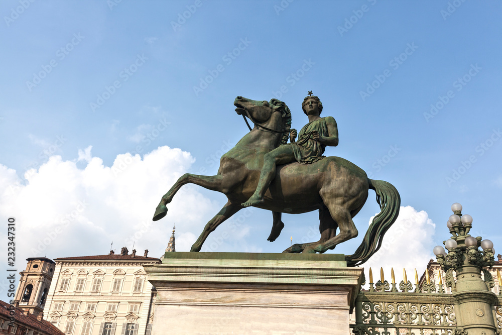 Obraz premium Всадник перед Палаццо Реале в Турине