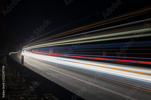 Obraz na płótnie Lichtspuren vorbeifahrender Autos in der Nacht auf einer deutschen Autobahn w salonie