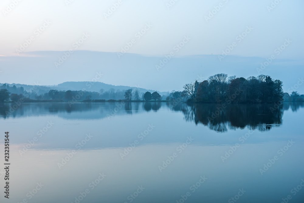 Fototapeta premium Spiegelung in der Dämmerung am See