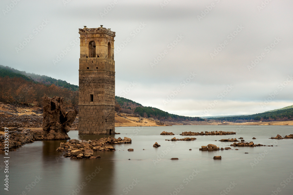 Torre de campanario en un pantano seco