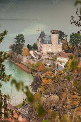 Rive Est du lac d'Annecy et Duingt en automne photo