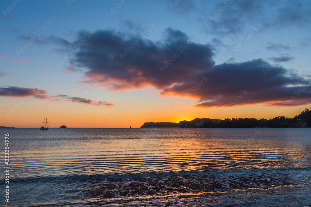 Obraz premium Sunrise at the beach with the clouds floating by