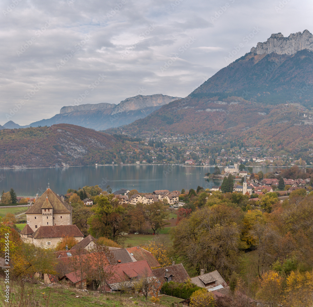 Rive Est du lac d'Annecy et Duingt en automne