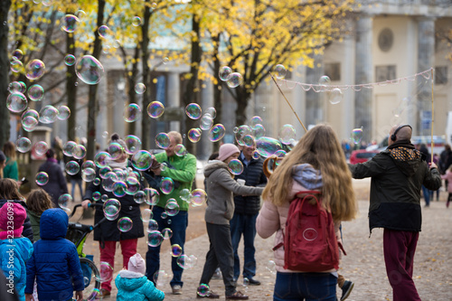 Photography Berlin - Seifenblasen Action vor dem Brandenburger Tor im Herbst