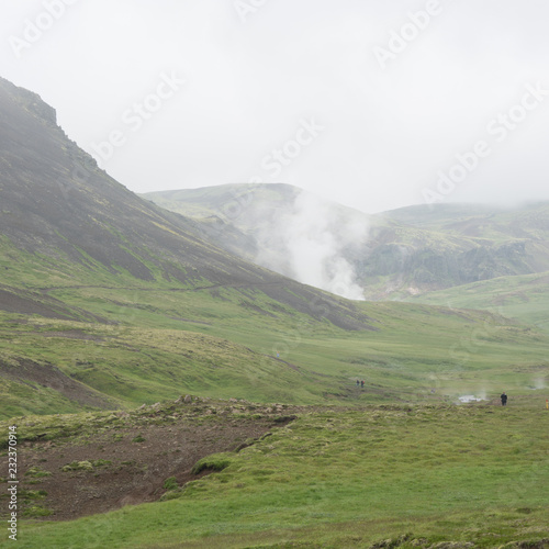 Landschaft mit heißen Quellen und Wasserfällen im Hengill Geothermalgebiet / Süd-West-Island