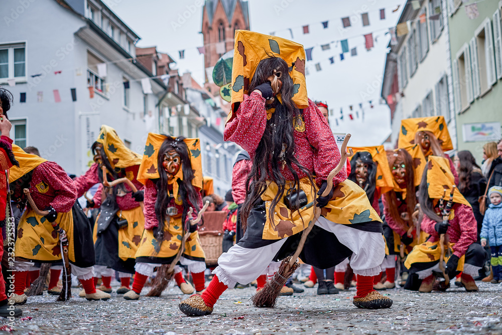 friburger waldhexen 1 - fastnacht umzug emmendingen - fastanchtsgestalt