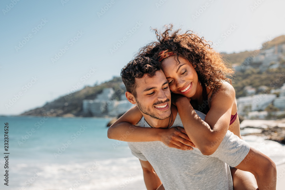 Romantic couple having fun at the beach - obrazy, fototapety, plakaty 