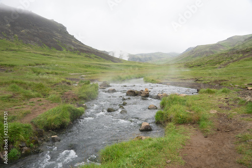 Fotografie Landschaft mit heißen Quellen und Wasserfällen im Hengill Geothermalgebiet / Süd