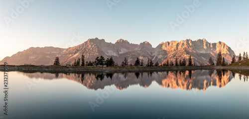 Spiegelung Kaisergebirge Tirol Österreich, Berge und See in der Natur