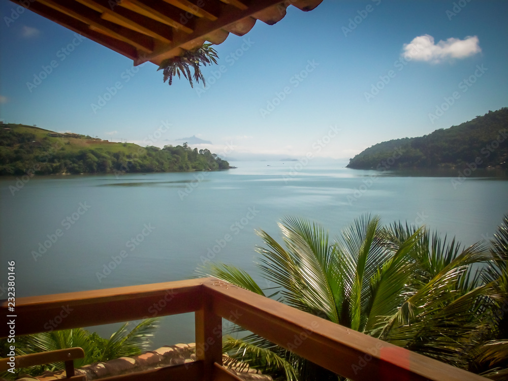 Vue mer paradisiaque depuis un balcon d'hôtel de luxe pour touriste sur