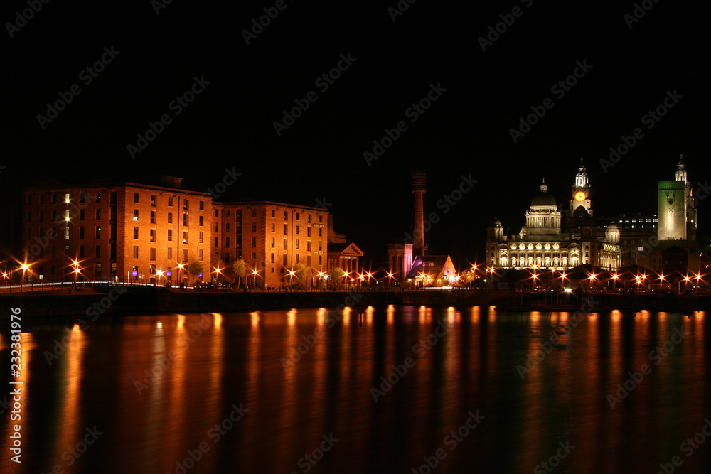 Fototapeta premium Liverpool Docks by Night