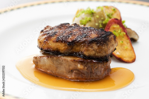 洋食イメージ フォアグラと牛肉のステーキ