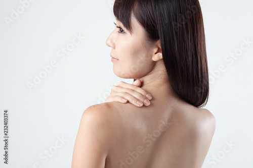 背中のケアをする女性のイメージ