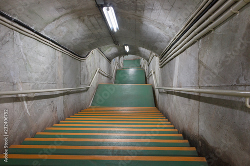 トンネル階段