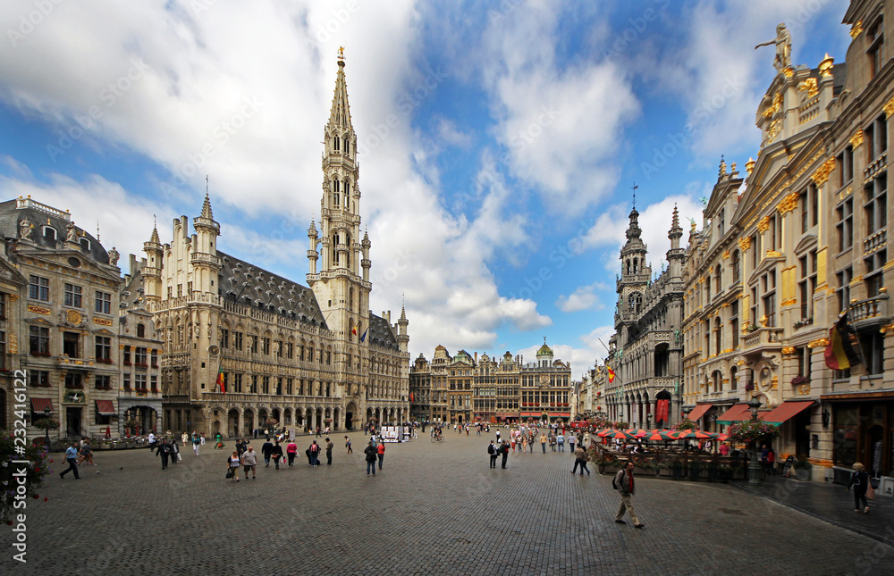 Obraz premium Turyści odwiedzający Grand Place w Brukseli