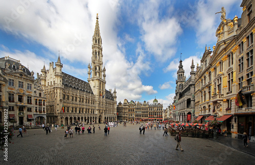 Touriusts visiting Grand Place in Brussels © MEDIAIMAG