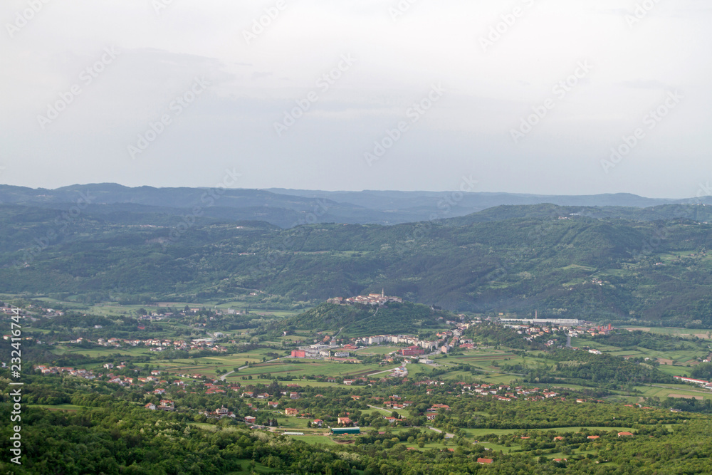 Obraz premium Tiefblick auf Buzet