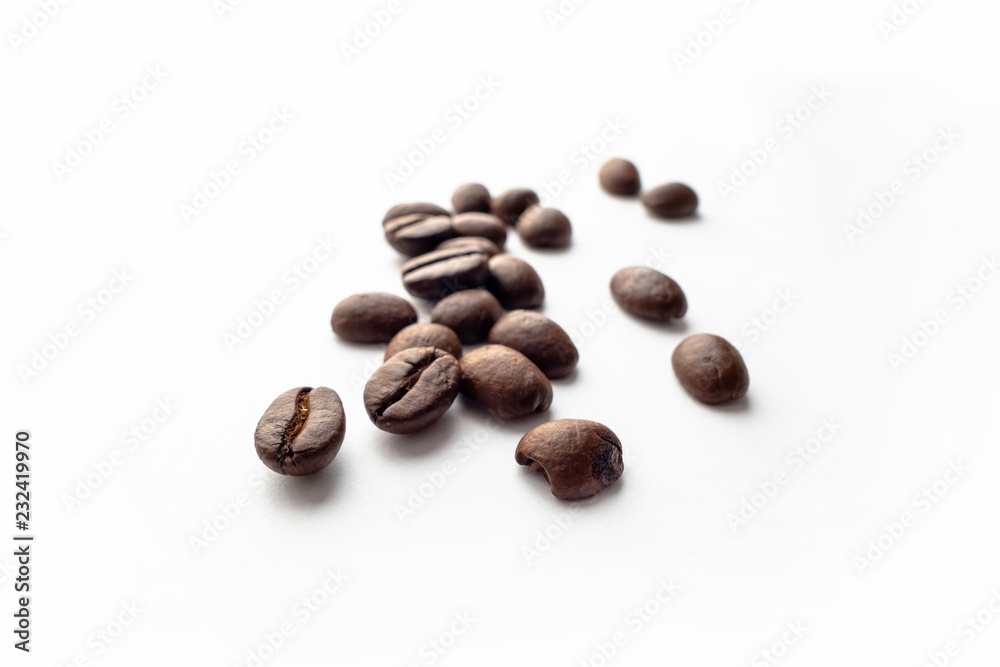 Naklejka premium Roasted coffee beans on white background.