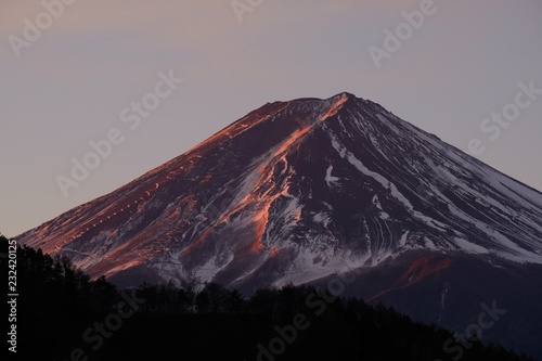 朝焼けの富士山（望遠、横）