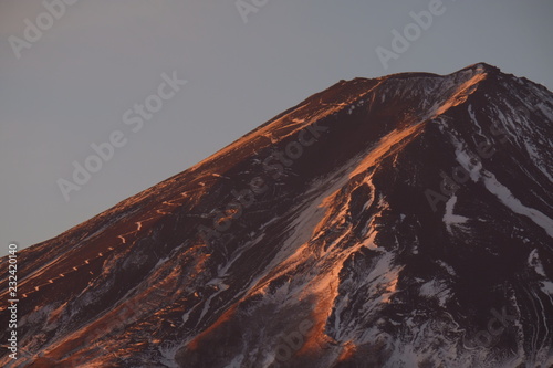 富士山（朝焼け、クローズアップ、縦） © hot196101