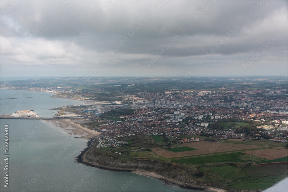 vue aérienne du port et de la ville de Boulogne-sur-Mer dans le Nord de la France