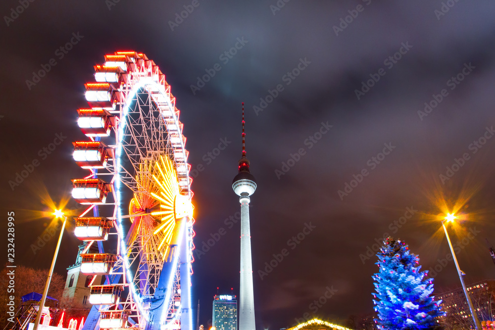 Berlin by Nacht zum Weihnachtsmarkt mit dem Riesenrad auf dem Alexanderplatz