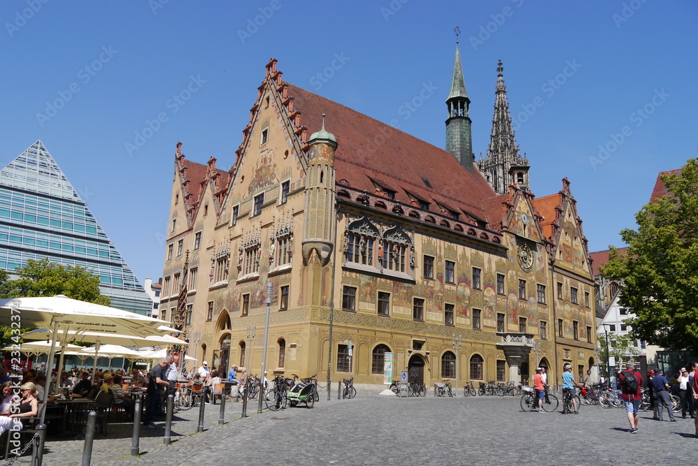 Marktplatz Ulm mit Rathaus und Zentralbibliothek