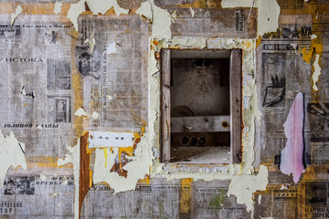 Wandcirkels Oud Ziekenhuis Beelitz Muur met oude Sovjetkranten in militair hospitaal  © Nicole Kwiatkowski