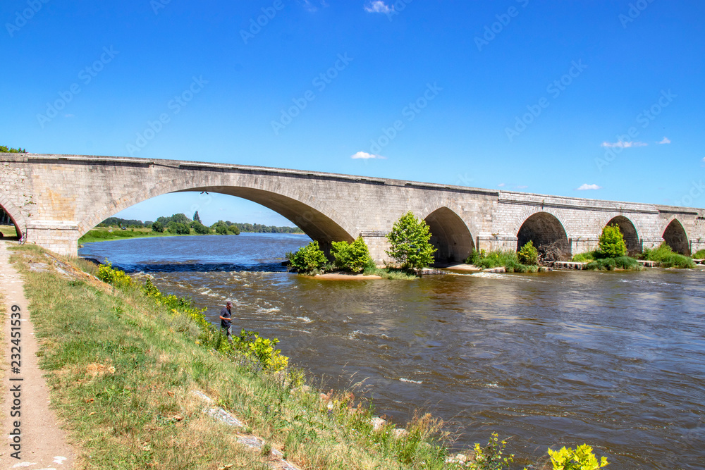 Fototapeta premium Beaugency. Le pont. Loiret. Centre-Val de Loire