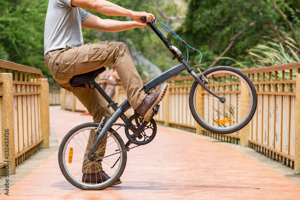 Naklejka premium Man wearing cargo pants and his bicycle