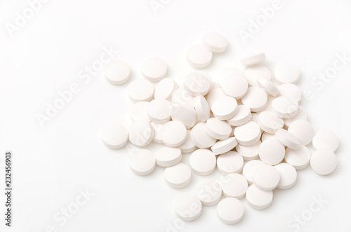白い錠剤（サプリメント）
