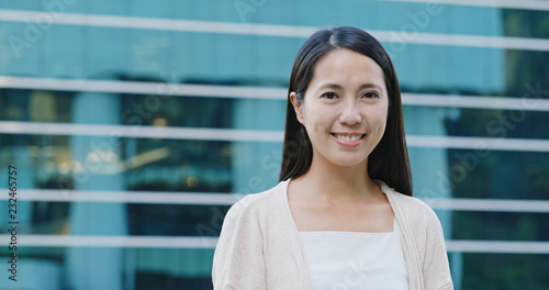 Canvas Print Woman smile to camera with the office building background