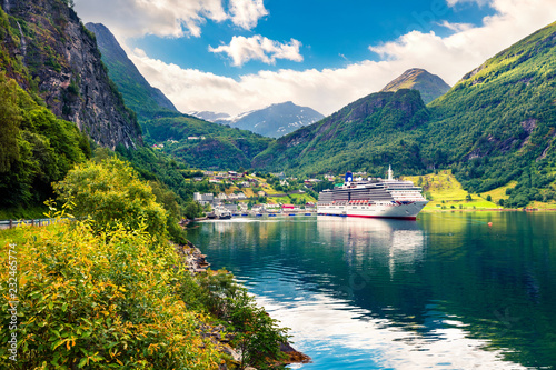 Foto Sunny summer scene of Geiranger port, western Norway
