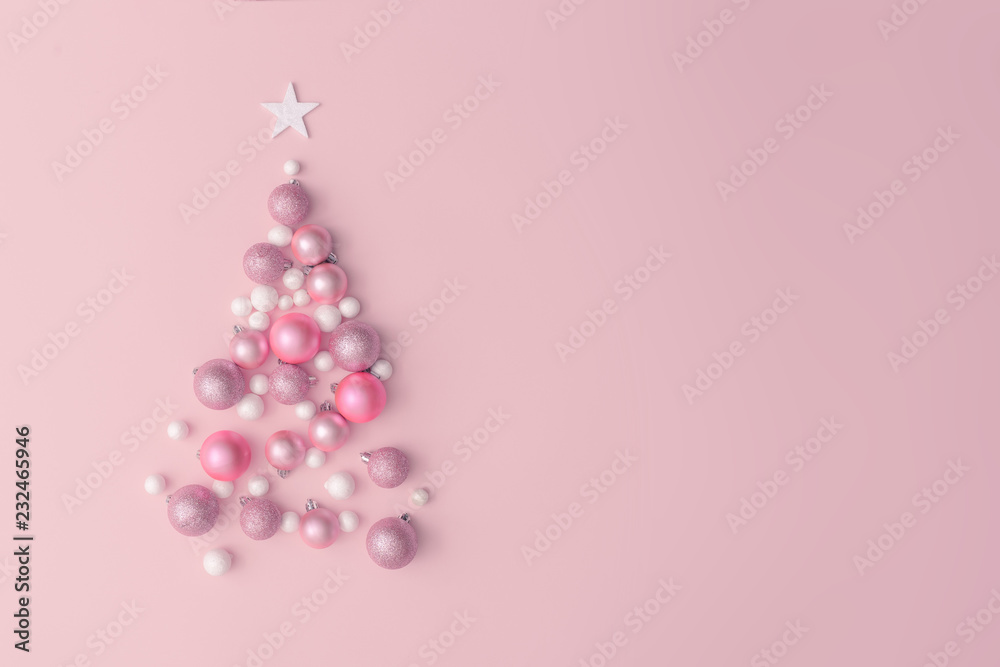 Trang trí Giáng sinh hồng: Không gian Giáng sinh của bạn sẽ lung linh và ấm áp hơn với trang trí màu hồng tươi tắn này. Tạo cho gia đình bạn một lễ hội Giáng sinh đầy nhiệt huyết với những thiết kế đầy màu sắc và độc đáo.